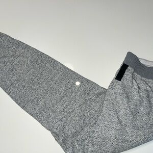 Lululemon.. Men’s Textured At Ease Heathered Gray Joggers/Sweatpants